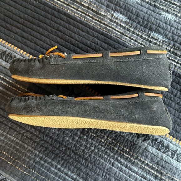 Minnetonka Suede Slippers. Size 8.  Great Condition - Picture 7 of 12